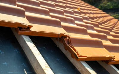 Comment des travaux de zinguerie à Genève peuvent-ils résoudre les problèmes d’infiltration causés par des gouttières mal raccordées ?